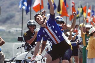 Connie Carpenter-Phinney levanta la mano después de ganar la carrera olímpica de ruta femenina de 1984.