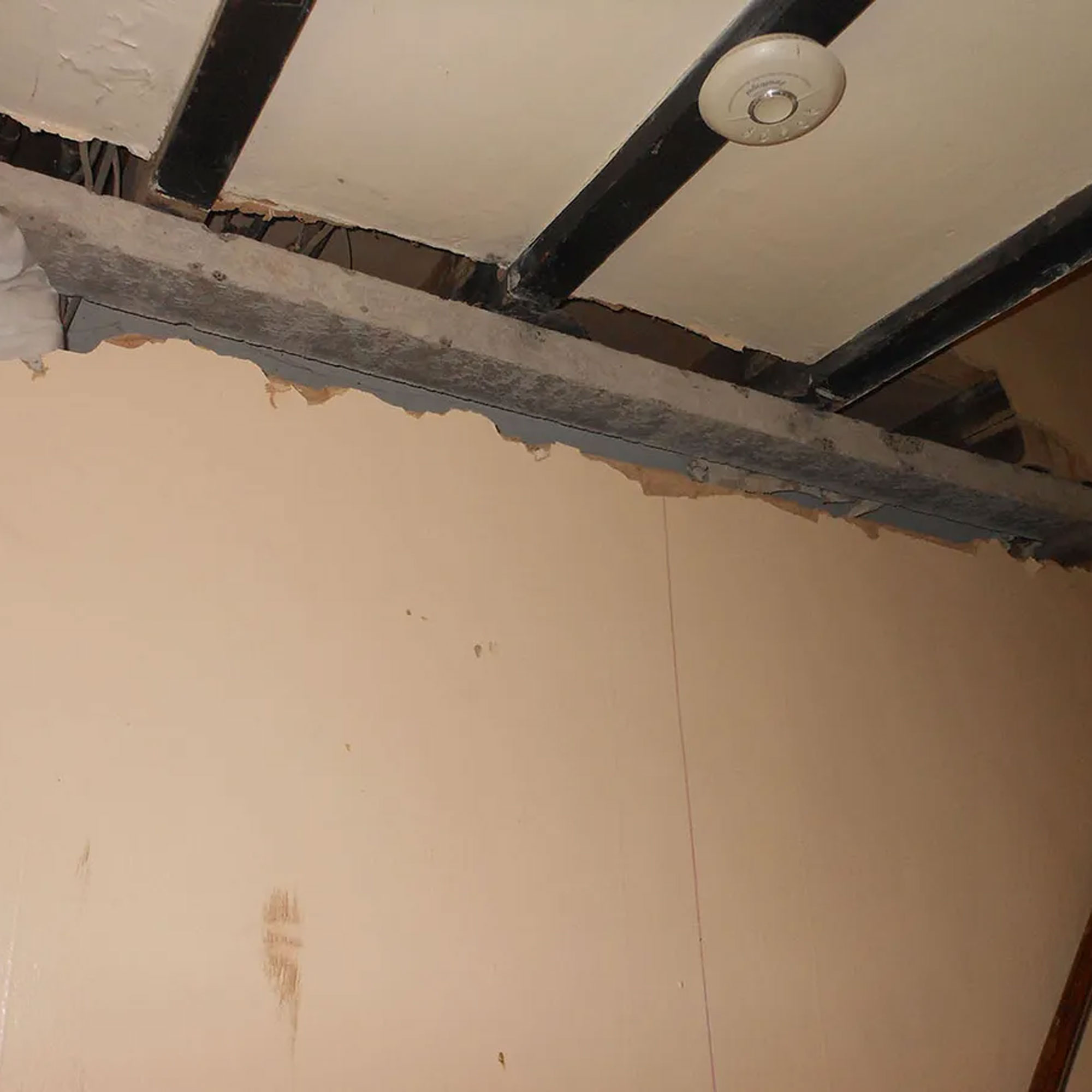 picture of concrete lintel above wall