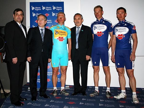 Team manager Manolo Saiz (far left) with team sponsors and riders at the presentation of the 2006 Liberty-Seguros team.