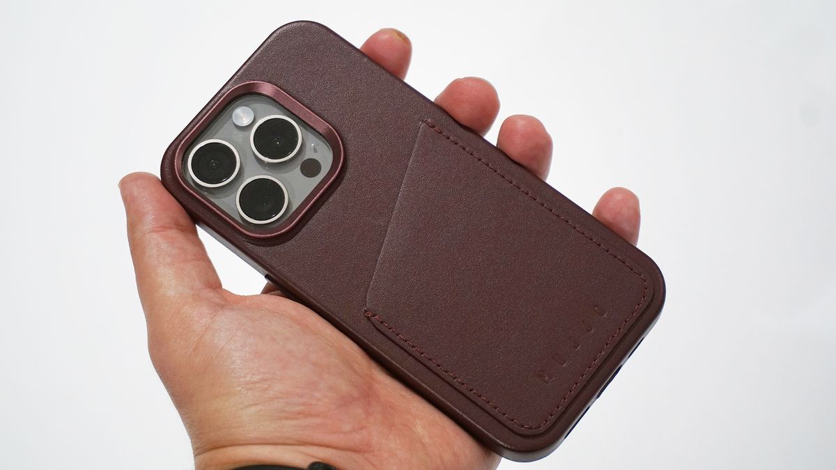 Mujjo iPhone 15 Pro Leather Wallet handheld