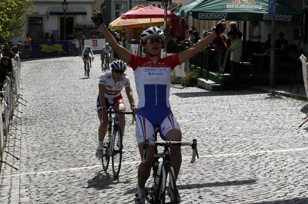 Marianne Vos (Nederlands Bloeit) wins the opening stage of Gracia-Orlova.