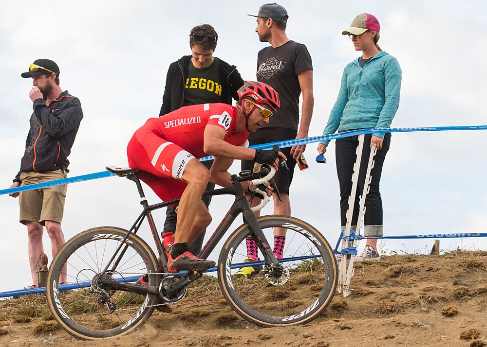 Todd Wells (Specialized) makes a return to cyclocross racing and makes the selection with the lead group.