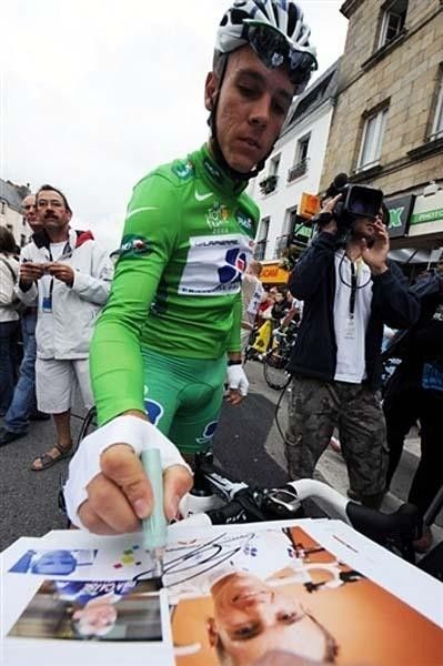Philippe Gilbert (Fran&ccedil;aise des Jeux) signs an autograph before the start. The Belgian wears green because Valverde already wears yellow.