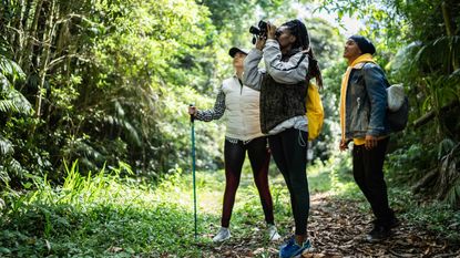 best binoculars: people birdwatching in forest