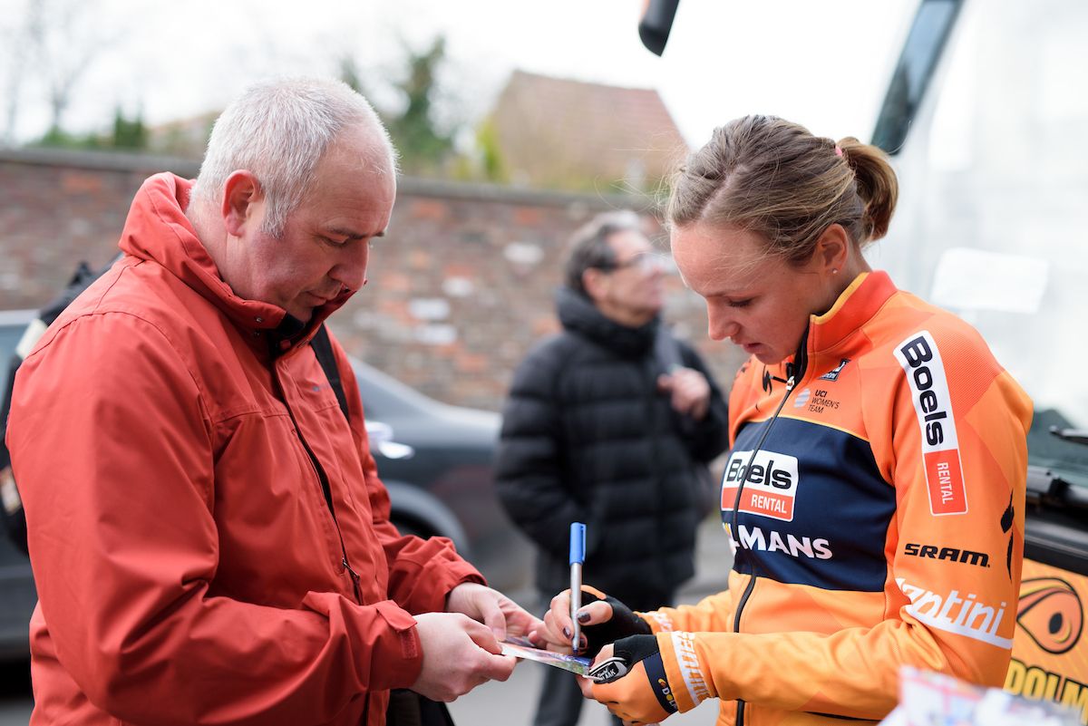 Defending champion, Chantal Blaak spends some time with the autograph hunters at the 112.8 km Le Samyn des Dames