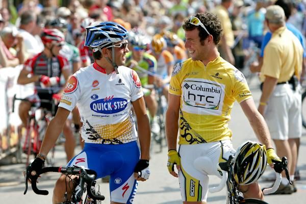 Mark Cavendish (Columbia-HTC) and Davide Malacarne (Quick Step) have a laugh on the start line.