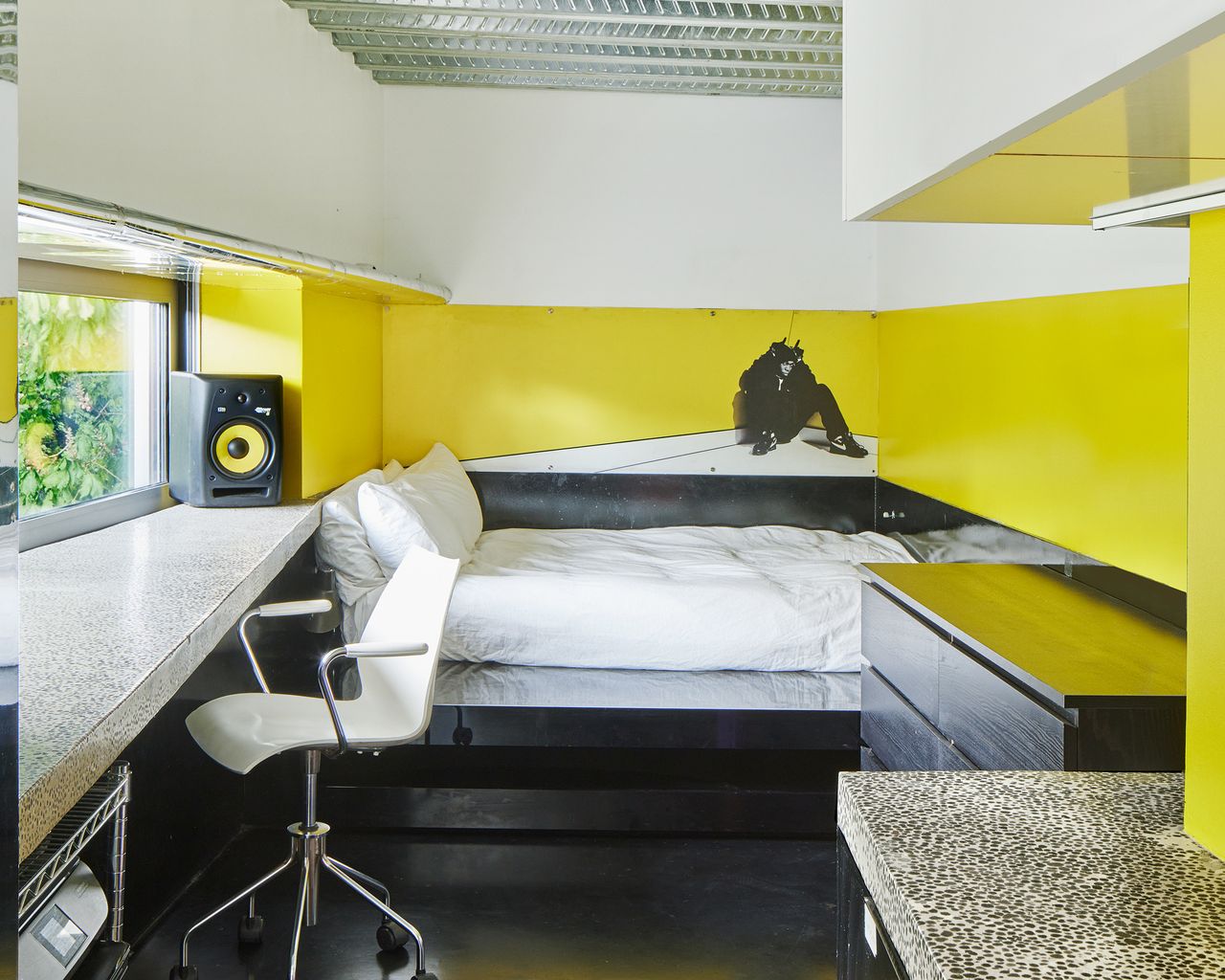 This Modern Kensington Mews Shows How A Bold Color Scheme Should Be   YSabRzdMGyWqsv966HXsp 1280 80 