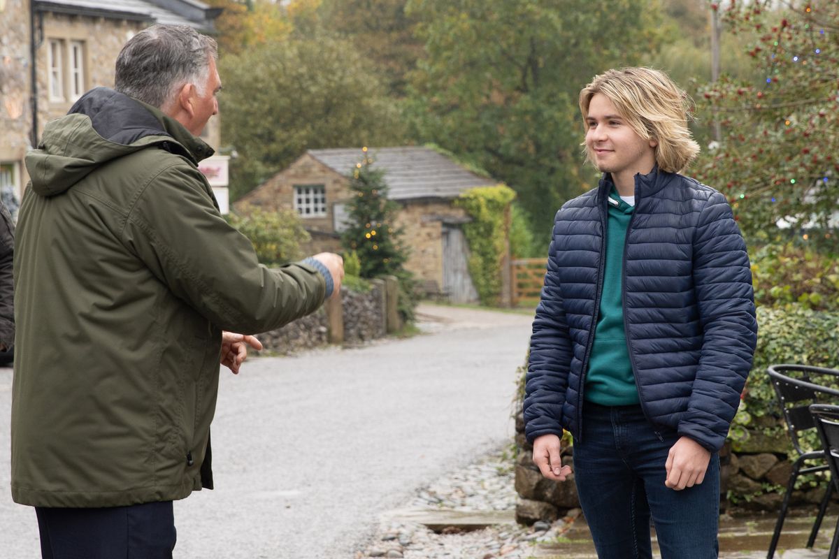 Bob presses Heath for gossip in Emmerdale 