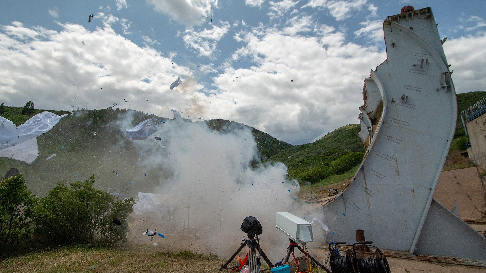Honeycomb Exploding Boom! Watch an inflatable space habitat explode during testing (video ...