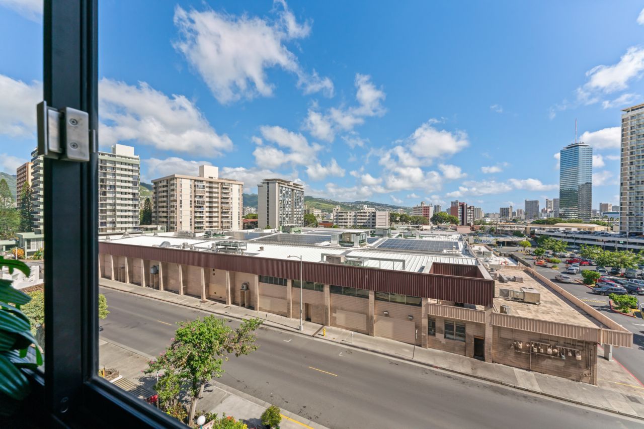 An apartment for sale in Honolulu.