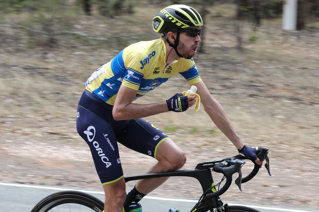 Damien Howson (Orica-Scott) eating a banana