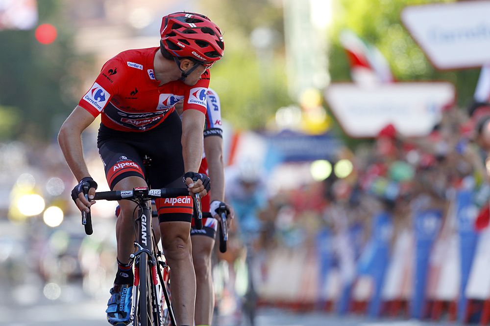 Dumoulin looks behind to check his gap