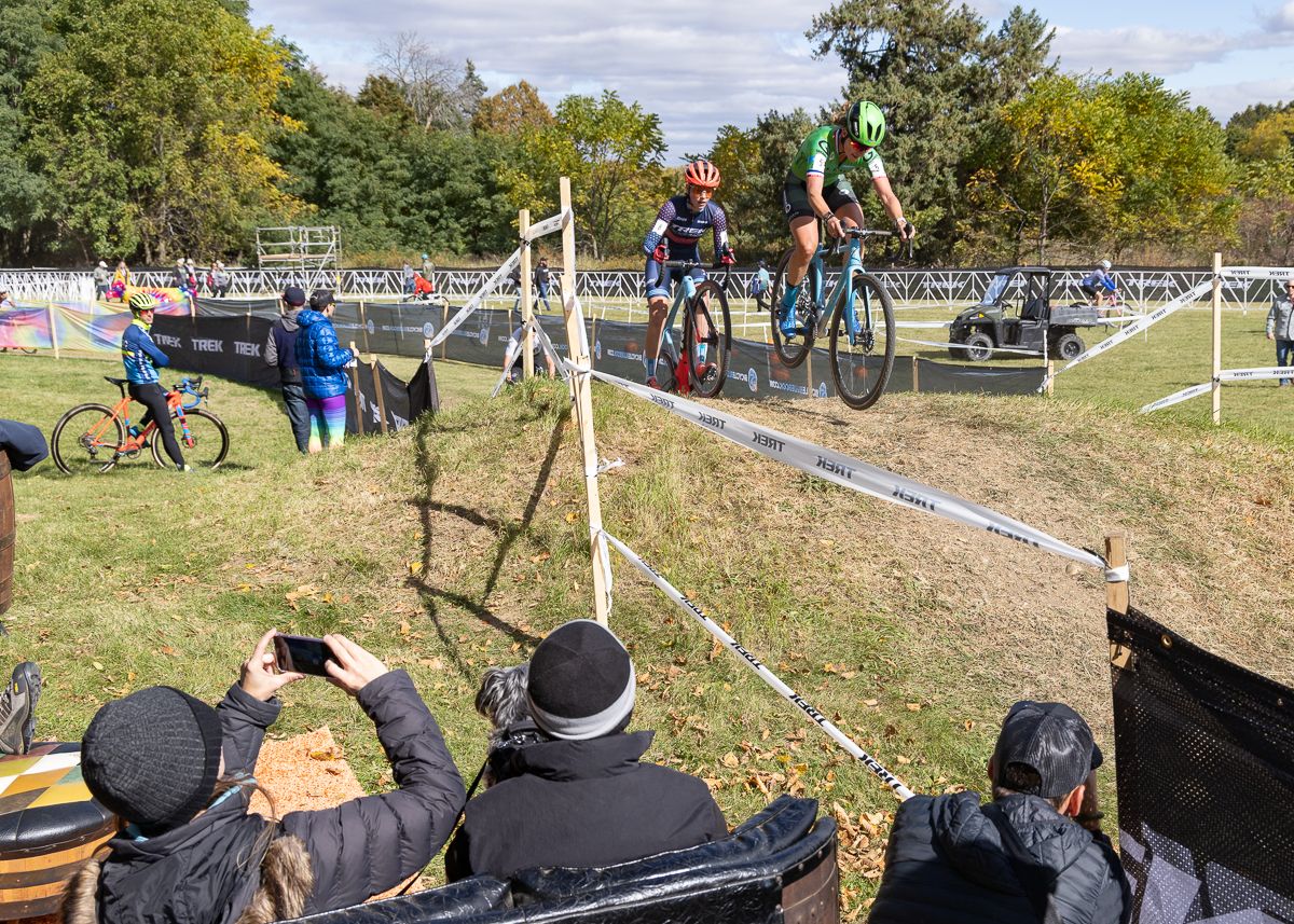 Maddie Munro would overtake Caroline Mani (at front) at World Cup Waterloo to earn her first top 10 in elite women&#039;s race at a World Cup