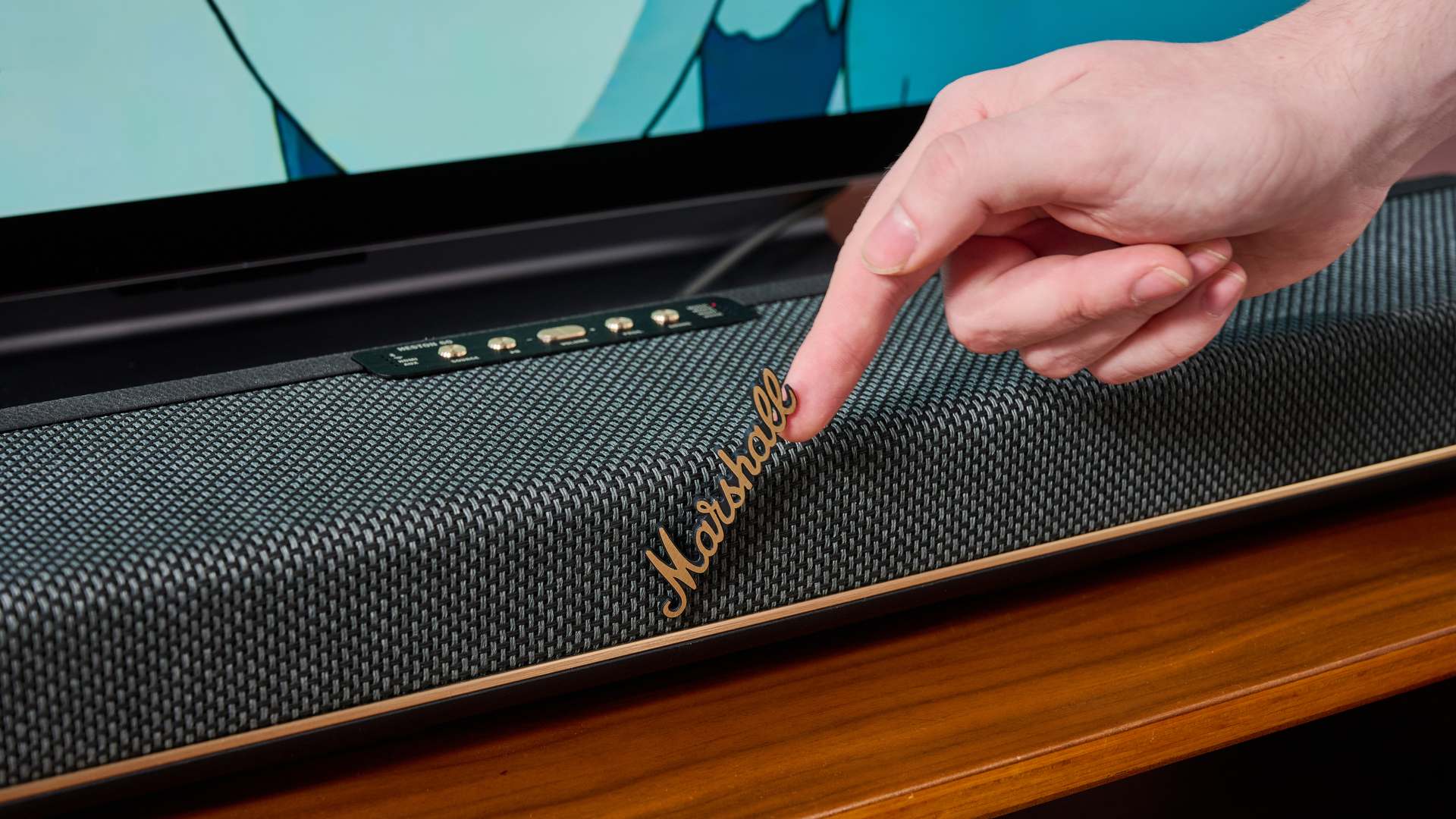 Person lifting magnetic Marshall Logo up on the Marshall Heston 60