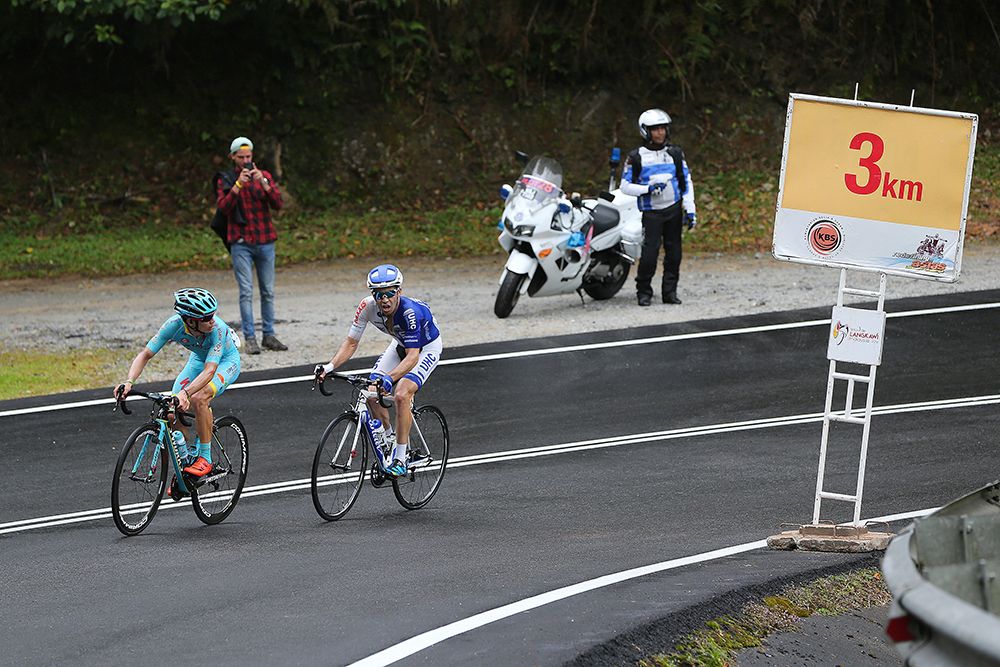 Daniel Jaramillo (UnitedHealthcare) follows stage winner Lopez (Astana)