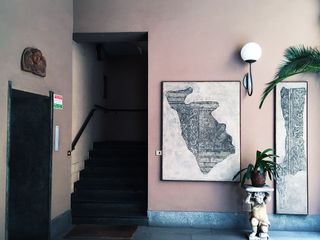 Pink room with wall art & staircase