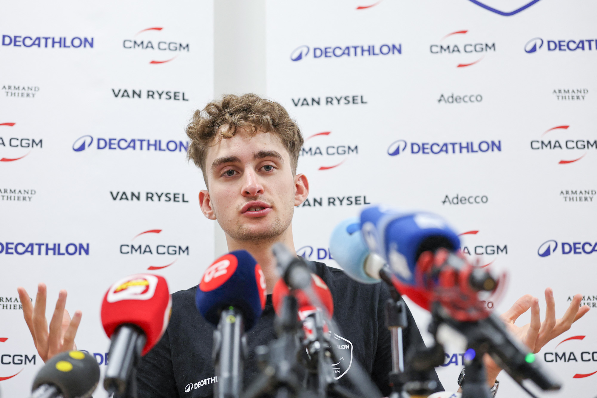 Paul Seixas, piloto francês da equipe Decathlon CMA CGM, fala durante uma coletiva de imprensa antes do início da corrida de ciclismo Tour Auvergne-Rhône-Alpes (anteriormente Criterium du Dauphine) em Voiron, Alpes franceses, em 6 de junho de 2026. (Foto de Anne-Christine POUJOULAT / AFP via Getty Images)