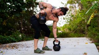 Adjustable vs cast iron kettlebell: person performing unilateral kettlebell rows outdoors