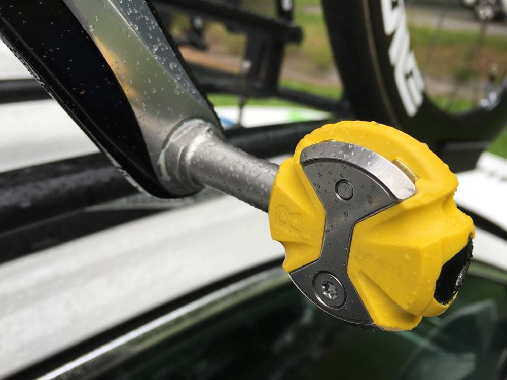 Mark Cavendish swapped in a set of yellow Speedplay Zero pedals in place of the usual red.