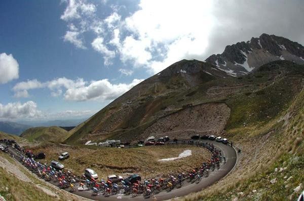 The peloton climbs.
