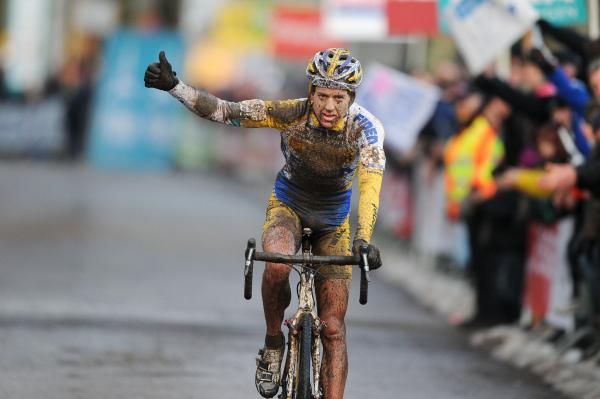 Tom Meeusen (Telenet-Fidea) waves to the crowd after claiming the final podium placing.