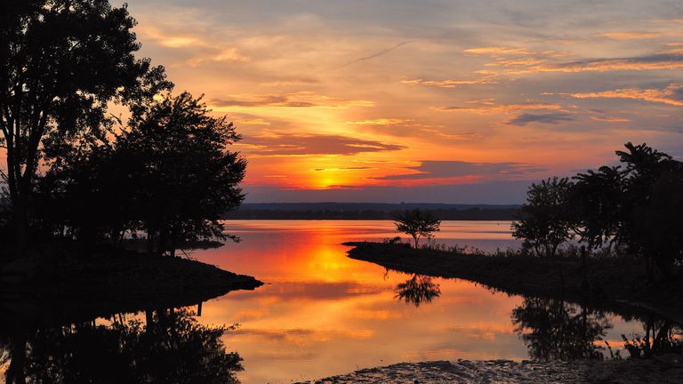 春湾，伊利诺伊州，美国。太阳在伊利诺斯河上落下了一个彩色的日落。