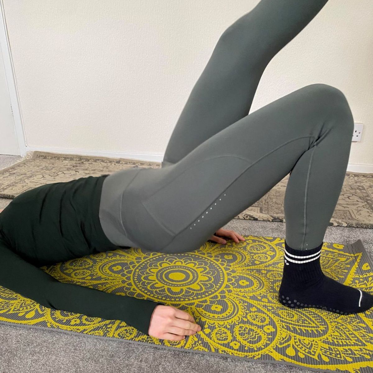 Health writer Katie Sims trying single leg glute bridges