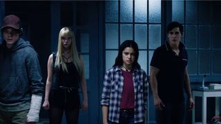 Några av karaktärerna från X-Men-filmerna står samlade i ett mörkt rum och ser allvarliga ut.