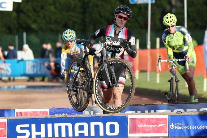Gabby Day (Rapha-Focus) runs the barriers