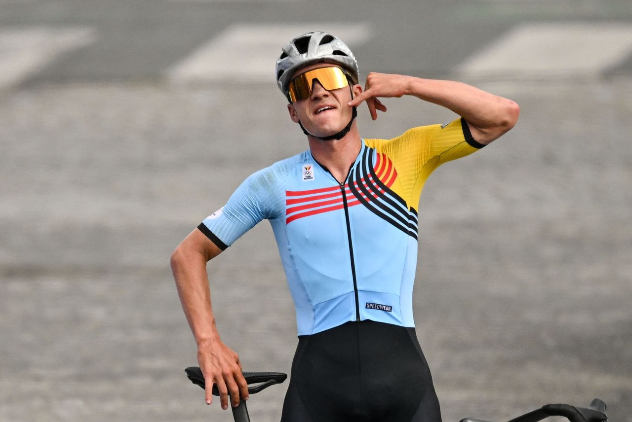 Remco Evenepoel doing a telephone gesture