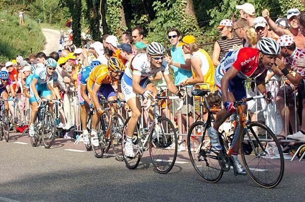 Michael Boogerd (Rabobank) tries to keep Freire in contention