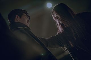 Bae Hyeon-seong as Seung-jo, Han So-hee as Yoon Chae-ok in Gyeongseong Creature S2.