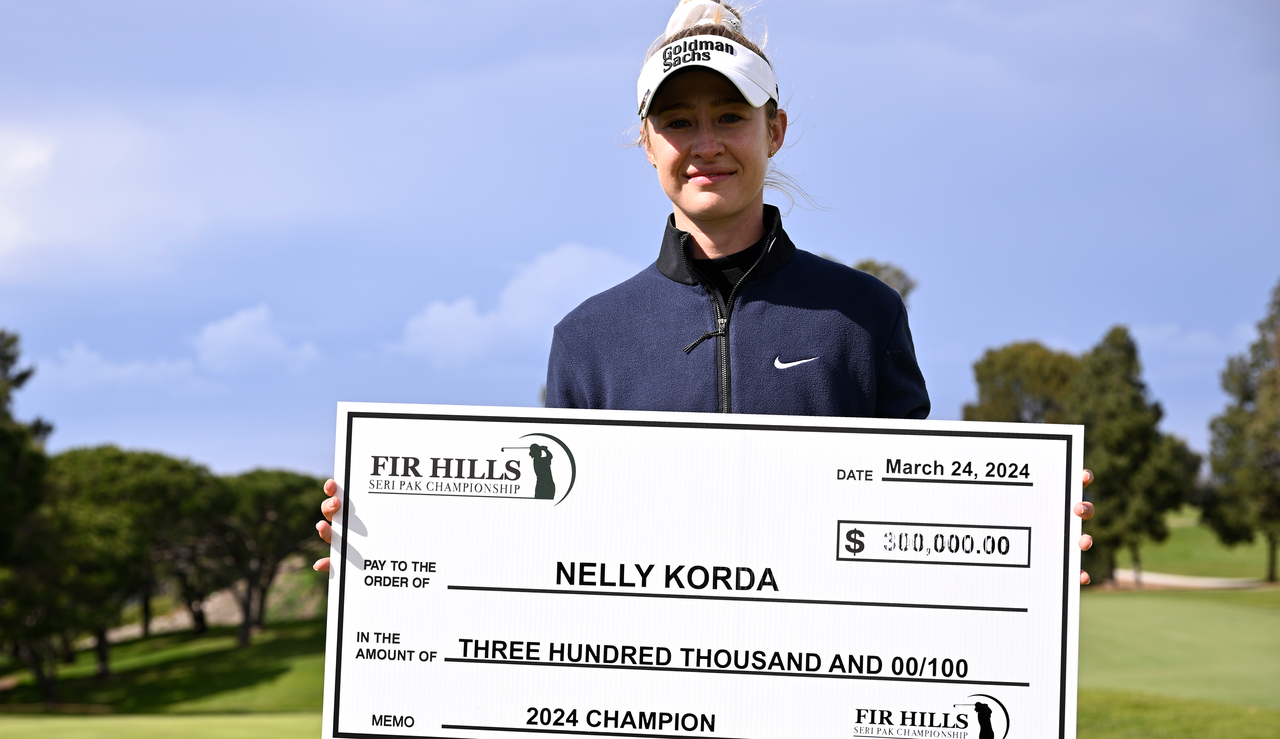 Nelly Korda holds a paycheck at the FIR HILLS SERI PAK Championship