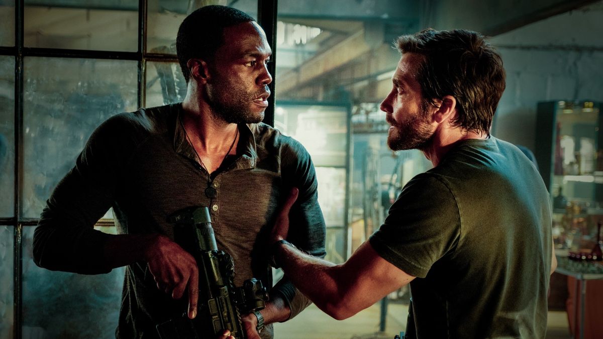 Jakes Gyllenhaal grabs Yahya Abdul-Mateen II&#039;s arm in Ambulance movie