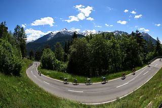 Tour de Suisse stage 5: the peloton on the descent from the Carì.