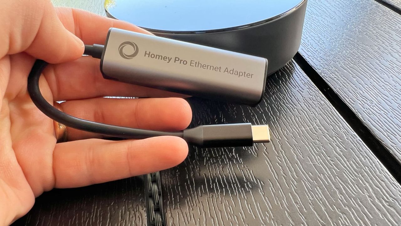 Homey Pro med ethernet-adapter p&aring; bord p&aring; bord