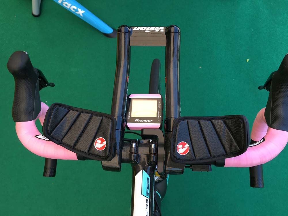 Kruijswijk's SRM Power meter head unit was tucked in nicely between the Vision bars