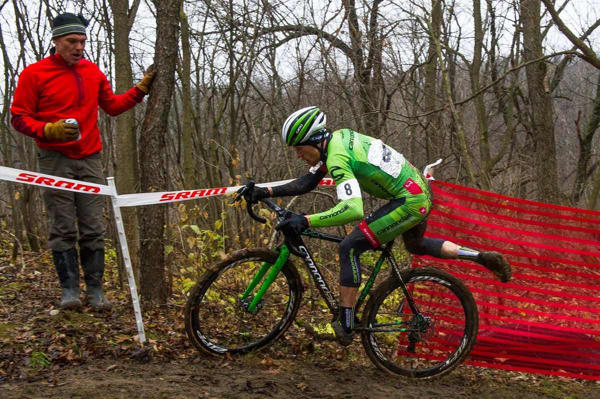 Stephan Hyde (Cannondale pb Cyclocrossworld) in the wooded section of the course and takes a dismount