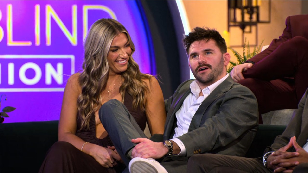 ラブ・イズ・ブラインドの再会中にコナーに微笑むブリ。