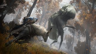 En karaktär i Elden Ring som rider på sin häst och slåss mot en stor varelse i en höstaktig skog.