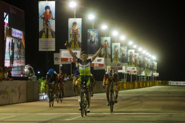 Robbie McEwen (GreenEdge) wins the OCBC Cycle Singapore Professional Criterium