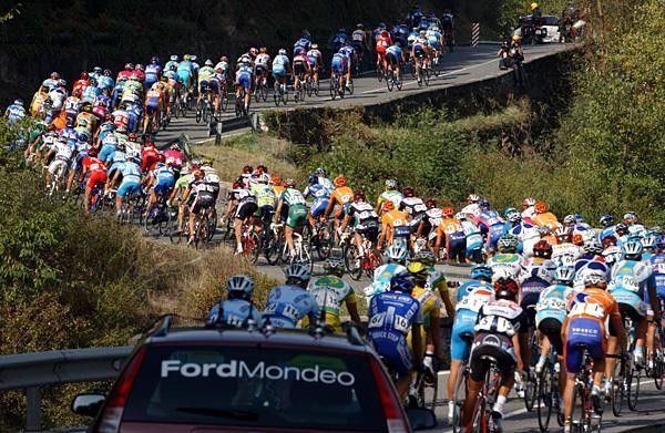 The bunch riding hard