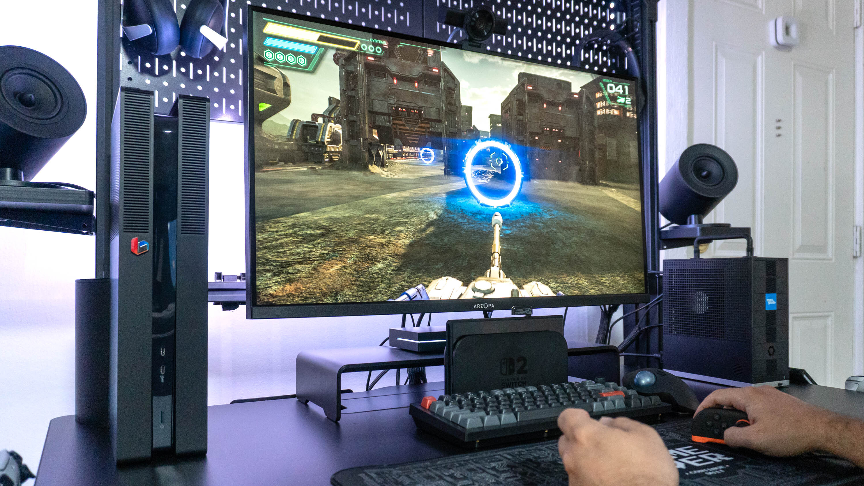 شخصی در حال بازی Star Fox با Joy-Cons در حالت ماوس در سوئیچ 2، کنترل یک تانک Landmaster