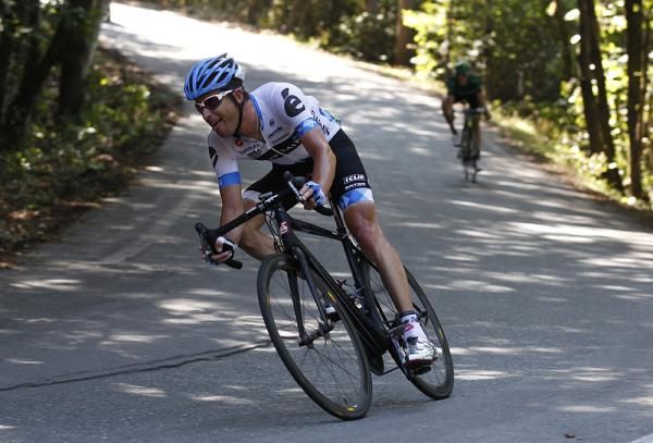 Christian Vande Velde (Garmin-Cervelo) leads Pierre Rolland on the descent of the Pra Martino