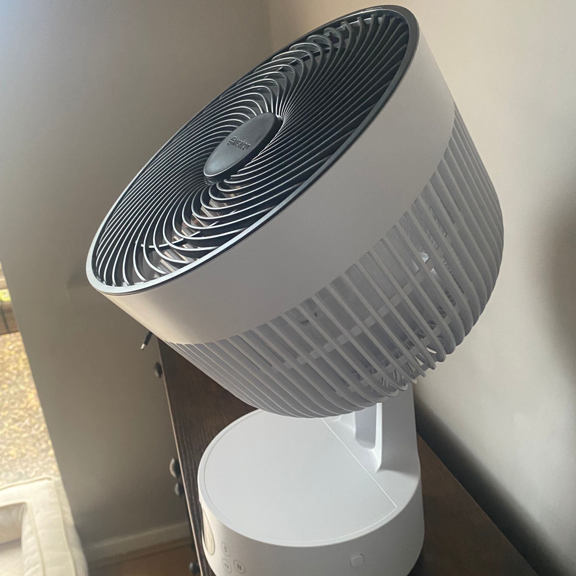 Maximum upward tilt of the Meaco Sefte Pro table top air circulator on a wooden side board