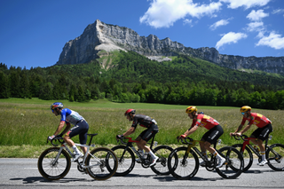 Tour Auvergne-Rh&ocirc;ne-Alpes stage 6 LIVE &ndash; Massive breakaway set to battle out summit finish as chasing peloton falters