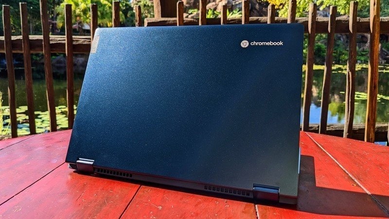 Lenovo Chromebook Flex 5i روی میز در فضای باز