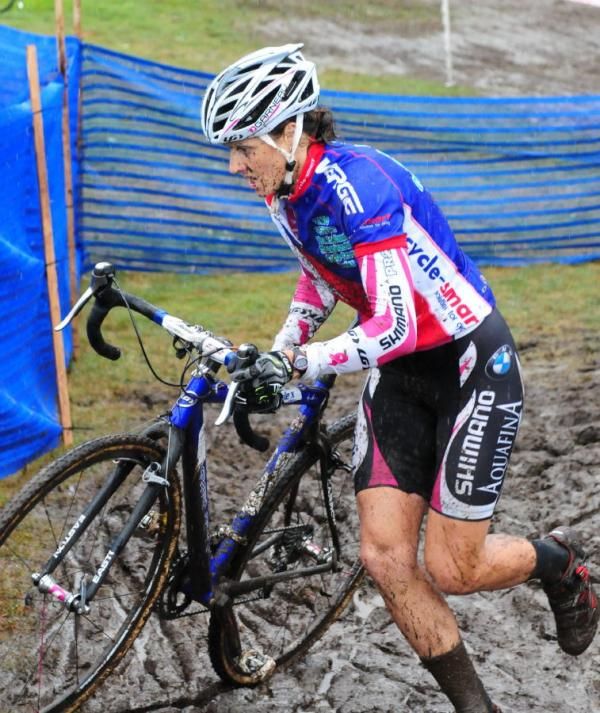 Natasha Elliot (Garneau Club Chaussure Ogilvy) leading up the barriers
