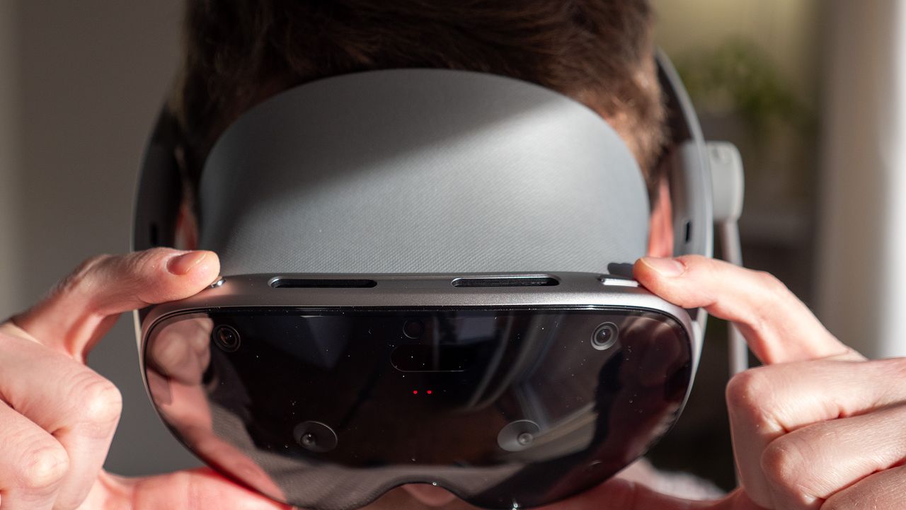 Taking a screenshot by pressing the buttons on top of the Samsung Galaxy XR