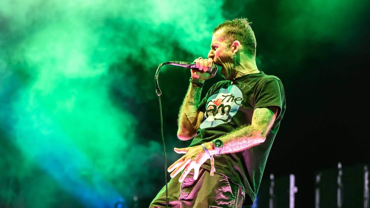 Randy Blythe screaming on stage